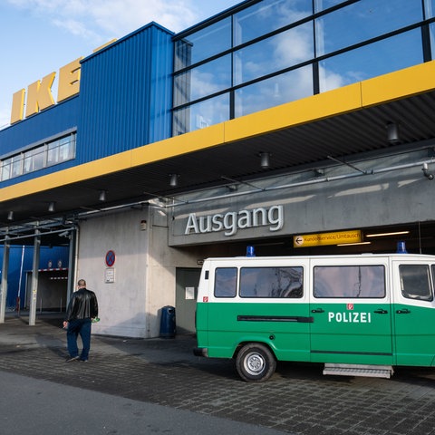 Polizei vor dem Ikea-Möbelhaus in Frankfurt-Nieder-Eschbach