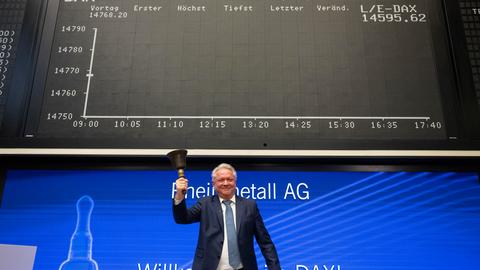 Armin Papperger, CEO von Rheinmetall läutet auf dem Parkett der Börse in Frankfurt die traditionelle Kursglocke. 