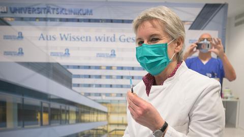Sabine Wicker hält die erste Spritze mit einer Covid-Impfdose hoch, die sie gleich verabreichen wird. 