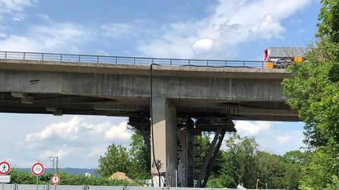 Die abgesperrte Salzbachtalbrücke bei Wiesbaden