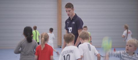 Jonas Trauth gibt Kindertraining in der Handballabteilung des TuS Griesheim