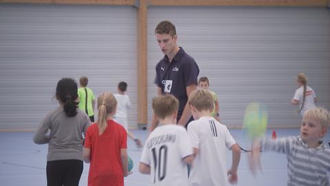 Jonas Trauth gibt Kindertraining in der Handballabteilung des TuS Griesheim