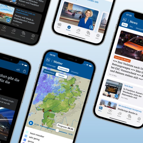 Mehrere Handies liegen nebeneinander, auf den Handies ist die hessenschau App in verschiedenen Ansichten zu sehen