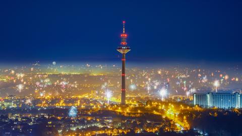 Panoramablick auf Frankfurt mit dem "Ginnheimer Spargel" während des Silvesterfeuerwerks.