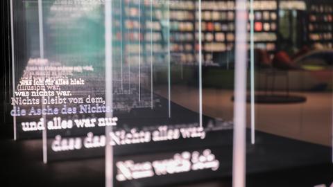 Installation im Ehrengast-Pavillon mit spanischen und deutschen Textfragmenten.