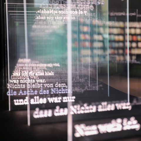 Installation im Ehrengast-Pavillon mit spanischen und deutschen Textfragmenten.