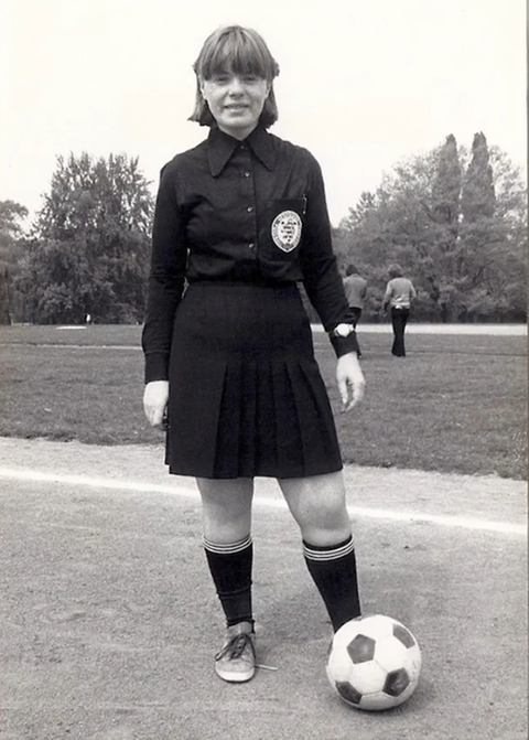 Helga Altvater als Schiedsrichterin im Hockeyrock