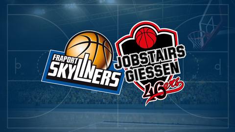 Zwei Logos von zwei Baskeltballvereinen vor einem Hintergund, der ein Basketballfeld zeigt.
