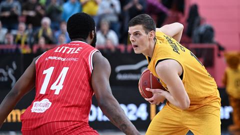 Skyliners-Neuzugang Christoph Philipps im Zweikampf. Hat Basketball in der Hand.
