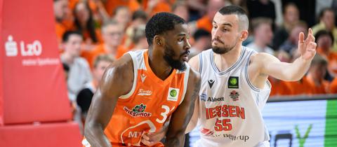 Karlo Miksic (rechts) von den Gießen 46ers in den Playoffs gegen Vechta