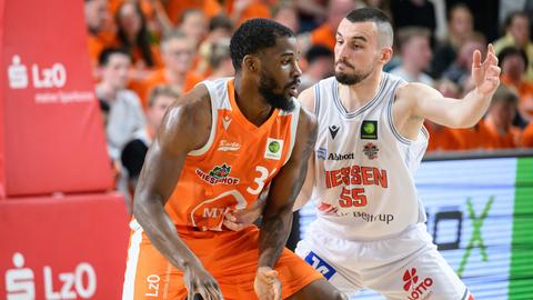 Karlo Miksic (rechts) von den Gießen 46ers in den Playoffs gegen Vechta