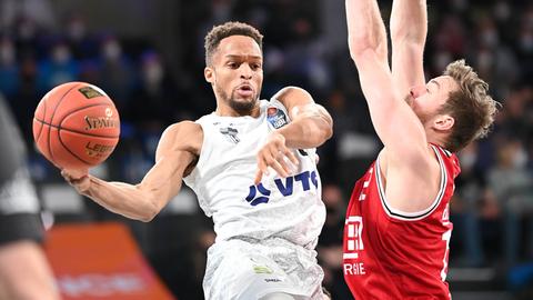 Johannes Lischka von den Gießen 46ers (rechts) versucht, den Hamburger Ray McCallum zu stoppen.