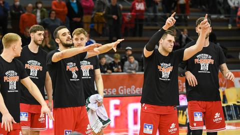 Die Spieler der Gießen 46ers bejubeln die Qualifikation für die Playoffs.