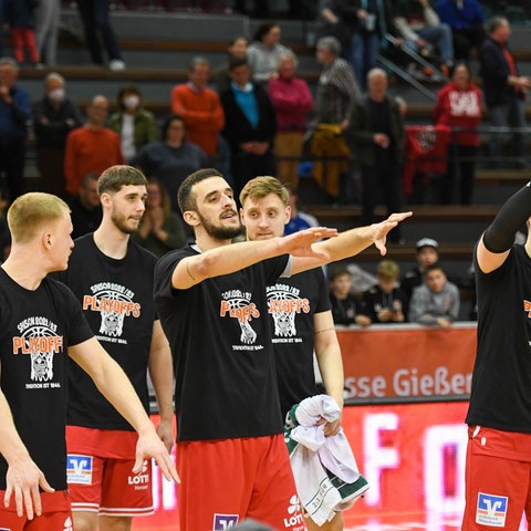 Die Gießen 46ers feiern den Einzug in die Playoffs