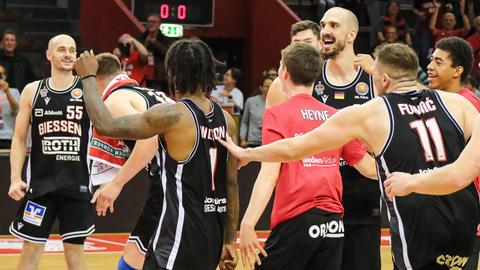 Die Gießen 46ers bejubeln den Sieg im BBL-Pokal