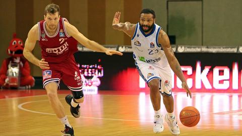 Florian Koch von den Gießen 46ers gegen Skyliners-Spieler Quantez Robertson