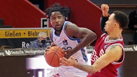 Eine Spielszene aus dem Januar: Will Cherry von den Skyliners Frankfurt gegen Kendale McCullum von den Gießen 46ers.