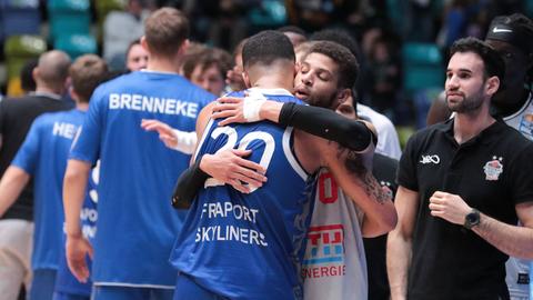 Kendale McCullum (Gießen 46ers) und Rasheed Moore (Skyliners Frankfurt) umarmen sich nach Spielende.