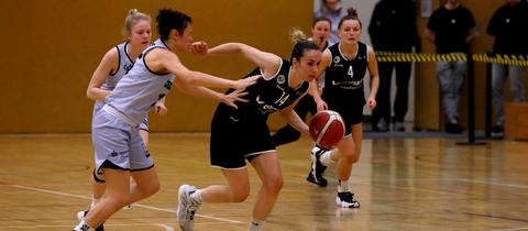 Die Falcons Bad Homburg am Ball im Playoff-Spiel in Chemnitz.