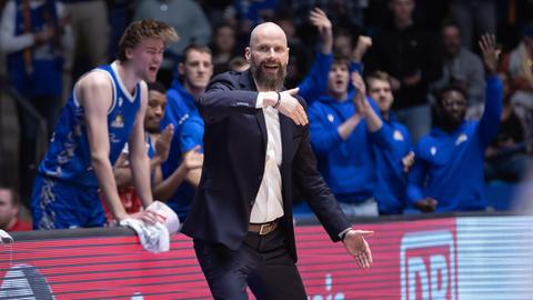 Skyliners-Trainer Geert Hammink gestikuliert an der Seitenlinie