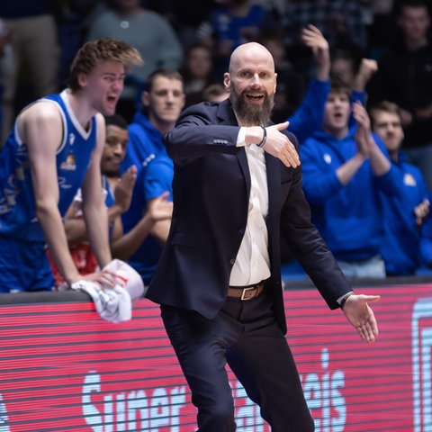 Skyliners-Trainer Geert Hammink gestikuliert an der Seitenlinie