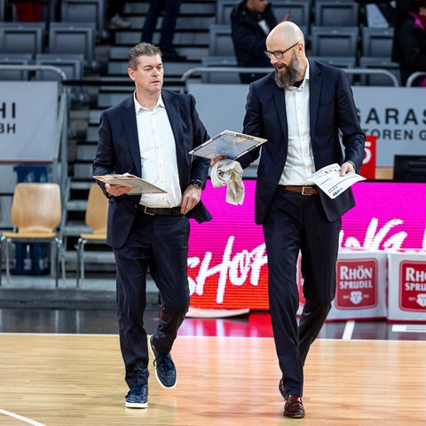 Skyliners-Trainer Geert Hammink (rechts) im Gespräch mit Co-Trainer Klaus Perwas.