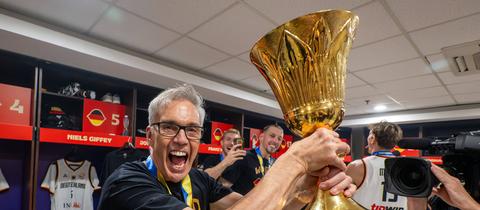 Erfolgs-Coach Gordon Herbert feiert den Titel bei der Basketball-WM