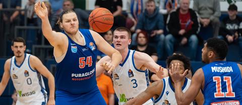 Die Spieler des MBC und der Skyliners Frankfurt ringen um den Ball