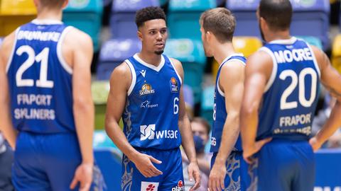 Len Schoormann und Teamkollegen von den Skyliners Frankfurt schauen enttäuscht.