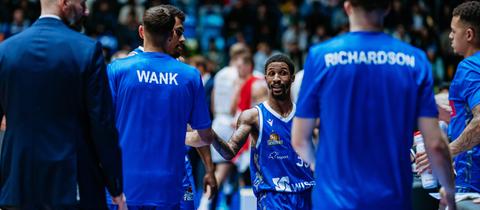 Point Guard JJ Frazier klatscht mit seinen Mitspielern ab