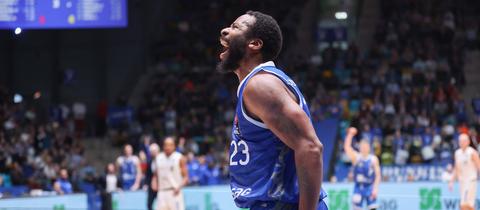 Quantez Robertson jubelt nach einem Dunk gegen Hamburg