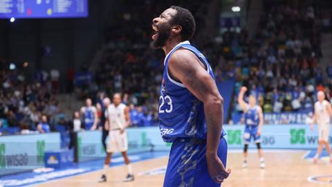 Quantez Robertson jubelt nach einem Dunk gegen Hamburg