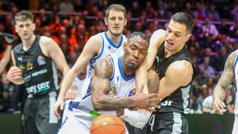 Derek Cooke Jr. (Skyliners Frankfurt) und Benedikt Turudic (Löwen Braunschweig) kämpfen um den Ball.