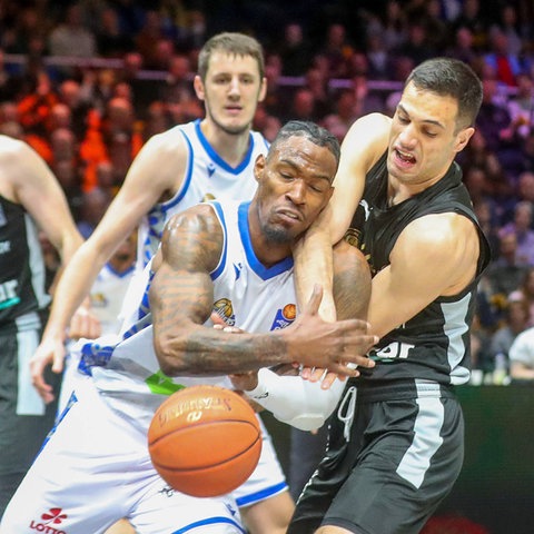 Derek Cooke Jr. (Skyliners Frankfurt) und Benedikt Turudic (Löwen Braunschweig) kämpfen um den Ball.