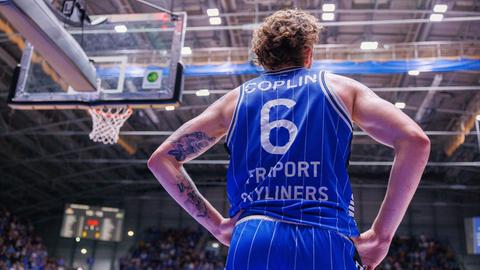 Booker Coplin mit blauem Trikot der Skyliners Frankfurt. Steht neben dem Feld.