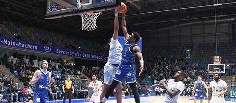Marcus Lewis von den Skyliners wird im Spiel gegen Heidelberg geblockt.