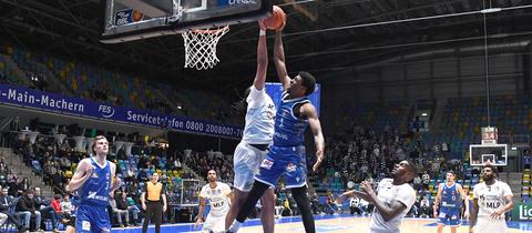 Marcus Lewis von den Skyliners wird im Spiel gegen Heidelberg geblockt.