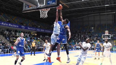 Marcus Lewis von den Skyliners wird im Spiel gegen Heidelberg geblockt.