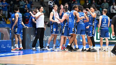 Die Spieler der Skyliners klatschen sich ab.