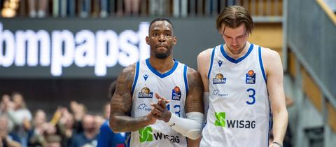 Derek Cooke Junior und Matt Haarms von den Skyliners sind nach der Partie enttäuscht.