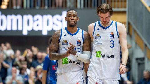 Derek Cooke Junior und Matt Haarms von den Skyliners sind nach der Partie enttäuscht.