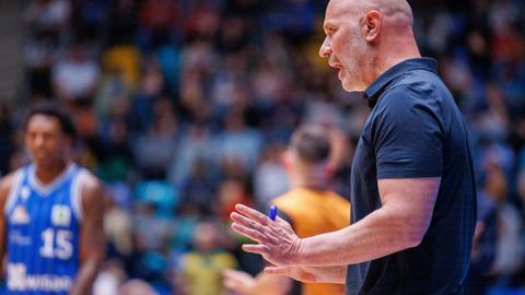 Skyliners-Trainer Denis Wucherer. Steht neben dem Feld.