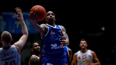 Jordan Theodore beim Korbleger für die Skyliners Frankfurt