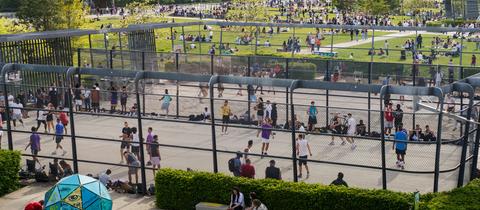 Die Streetball-Anlage im Frankfurter Hafenpark