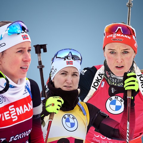 Drei Biatheltinnen in Sportkleidung und in Action als Collage zusammengestellt vor einem blauen Hintergrund.