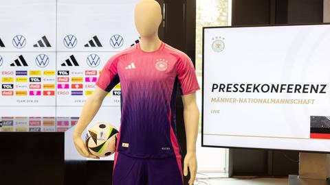 Das neue DFB-Auswärtstrikot in rosa und lila 