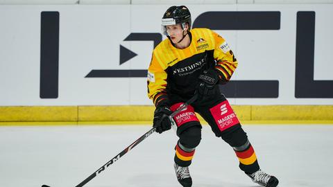 Dominik Bokk fährt mit Puck übers Eis