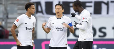 Eintracht-Abwehr unter sich: Tuta, Hasebe und N’Dicka