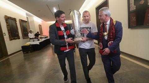 OB Peter Feldmann, Eintracht-Cheftrainer Oliver Glasner, Kapitän Sebastian Rode und 