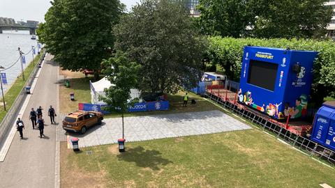 Leere Fan-Zone mit geschlossenen Ständen